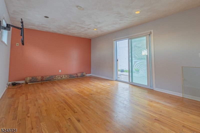 253 Sutton Avenue Hackensack, NJ 07601 - Photo 13 of 27