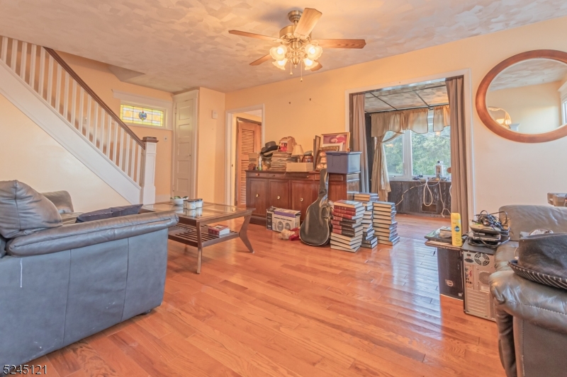 253 Sutton Avenue Hackensack, NJ 07601 - Photo 3 of 27