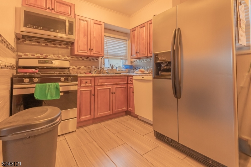 253 Sutton Avenue Hackensack, NJ 07601 - Photo 8 of 27