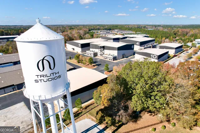 a view of entryway with a flower garden