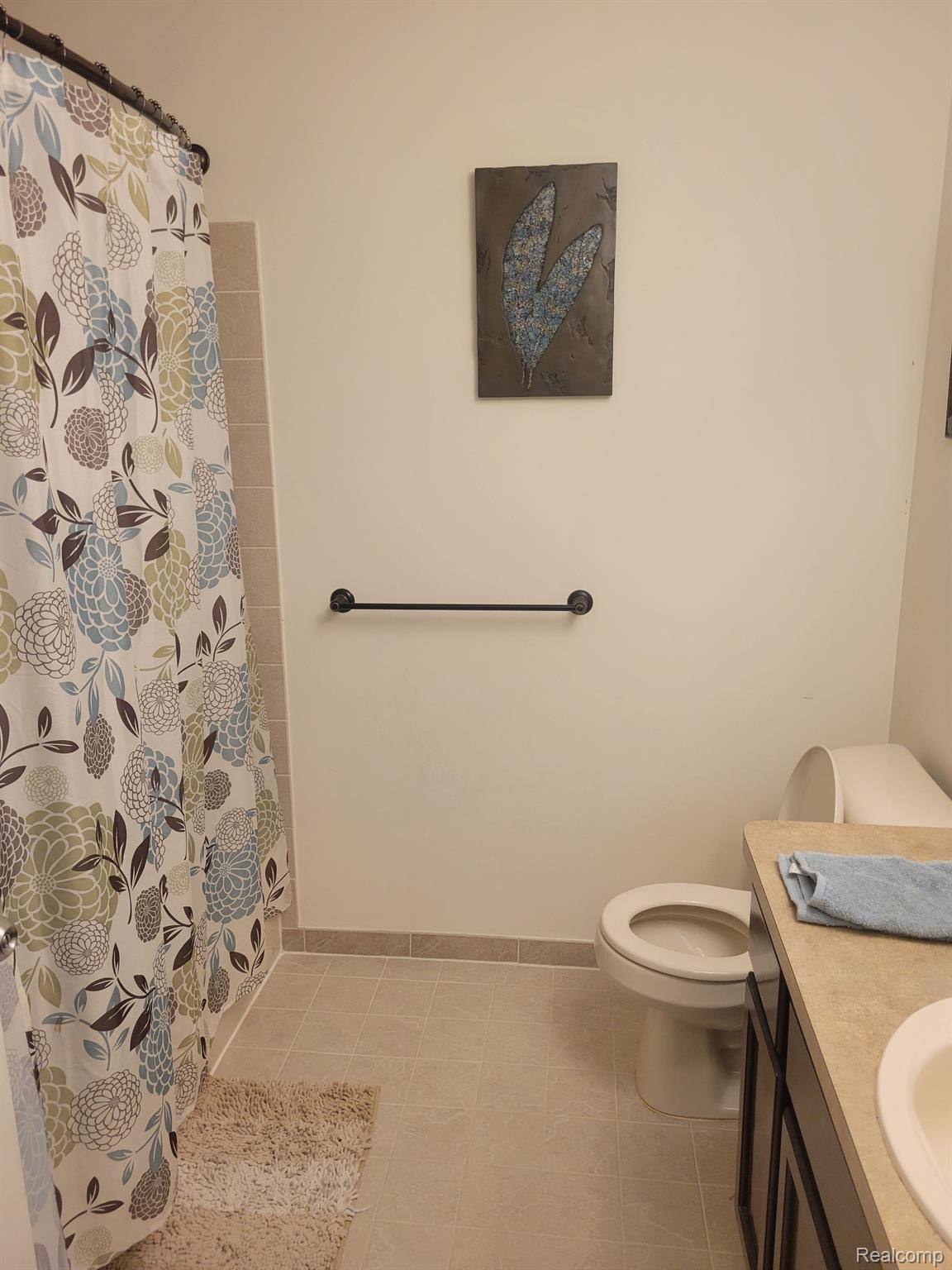 45991 Rhodes Drive Macomb, MI 48044 - Photo 15 of 18 Main Bathroom