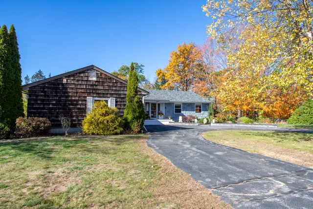 $974,999 | 227 Portsmouth Avenue, Stratham, NH 03885