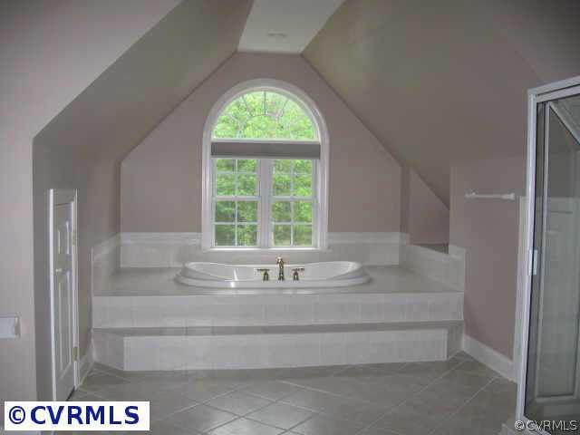 14319 River Road Chesterfield, VA 23838 - Photo 6 of 9 a bathroom with bathtub and window