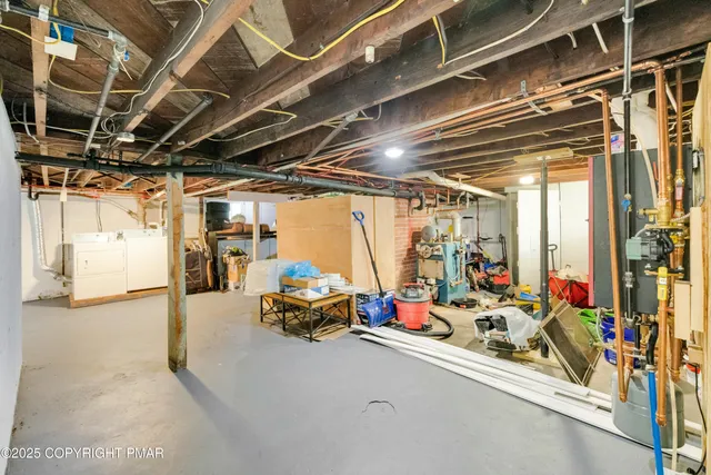 a view of a house with backyard