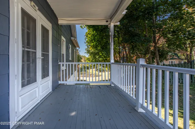 a picture of a bench in room