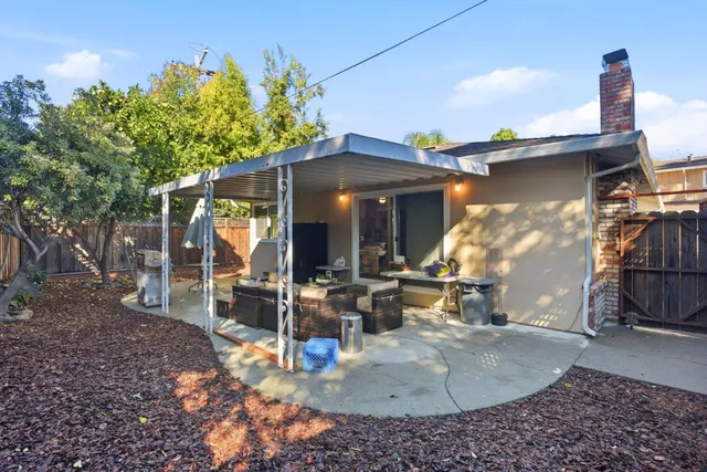 a picture of a room with a floor plan