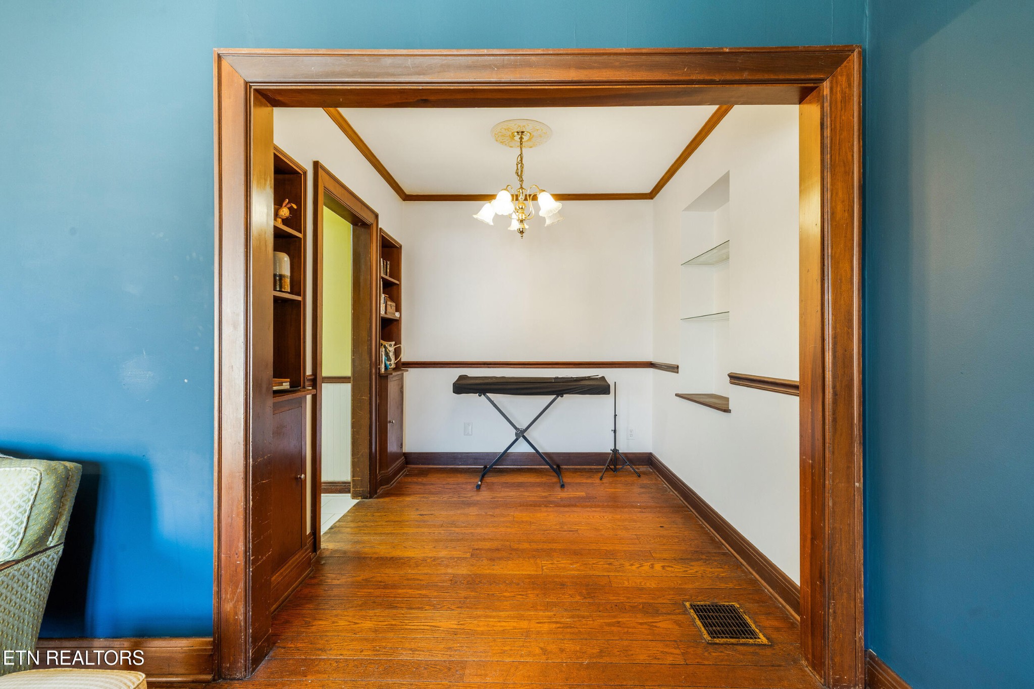 200 East Red Bud Road Knoxville, TN 37920 - Photo 14 of 60 a view of a hallway with a chandelier