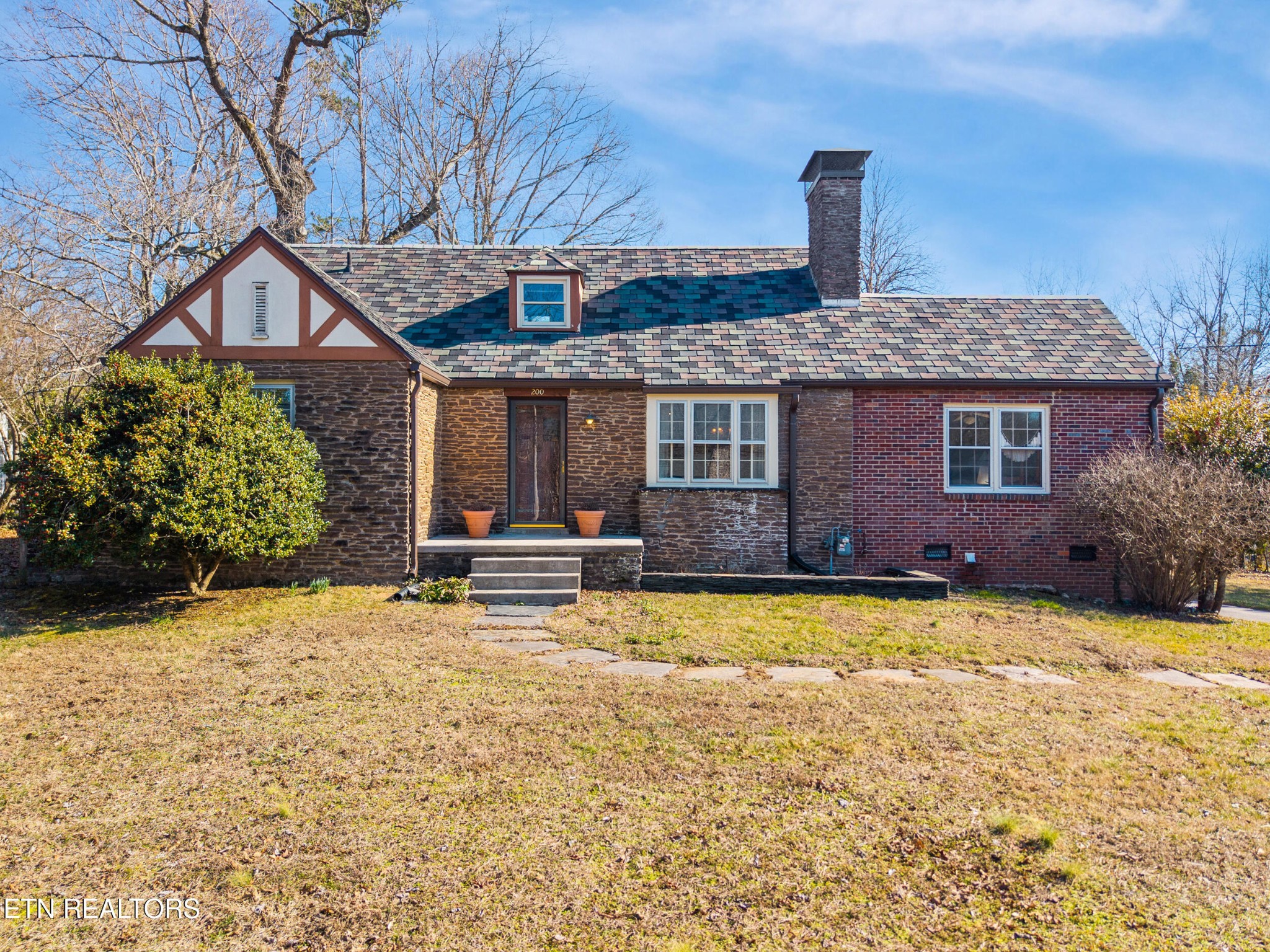 200 East Red Bud Road Knoxville, TN 37920 - Photo 2 of 60 a view of a house with swimming pool and sitting area