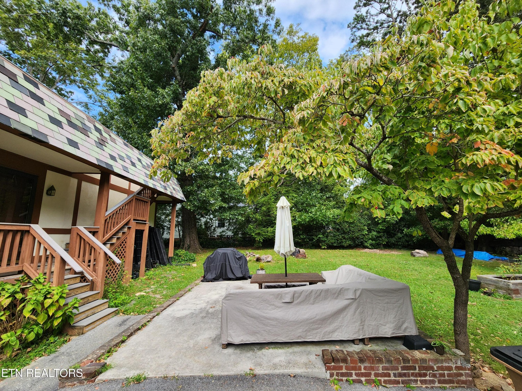 200 East Red Bud Road Knoxville, TN 37920 - Photo 45 of 60 a front view of a house with garden