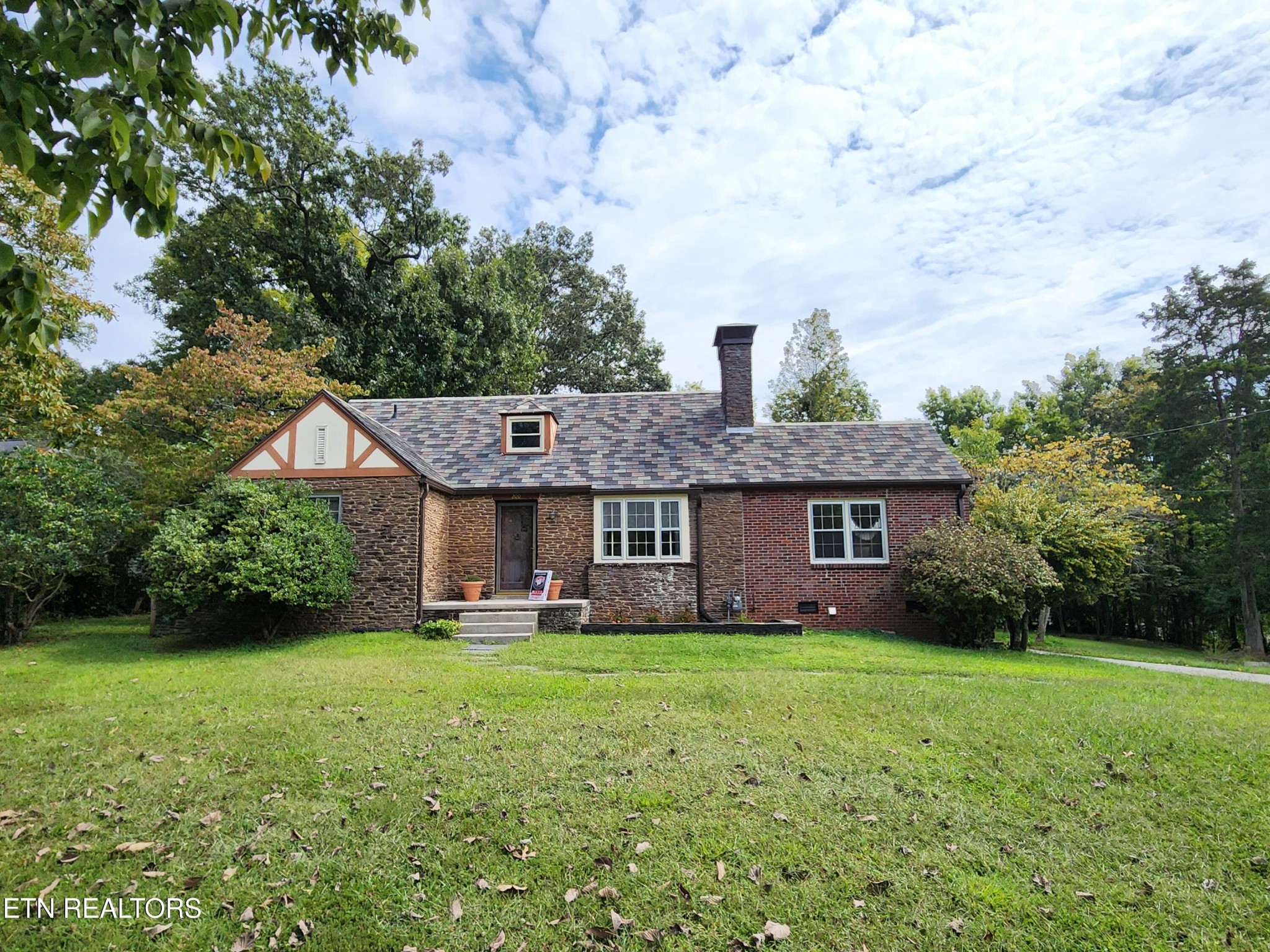 200 East Red Bud Road Knoxville, TN 37920 - Photo 53 of 60 a view of a house with yard and a garden