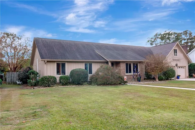a view of a house with backyard