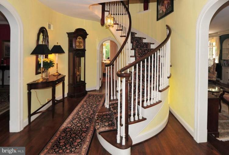 7837 Kent Road Alexandria, VA 22308 - Photo 3 of 30 Entrance / Foyer