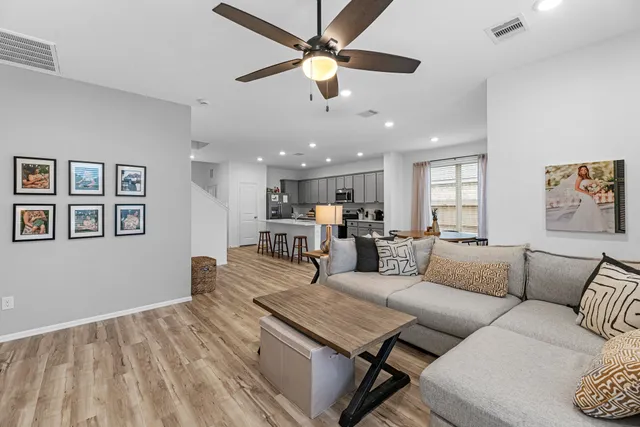 $2,600 | 4242 Sterling Vw Boulevard, Baytown, TX 77521