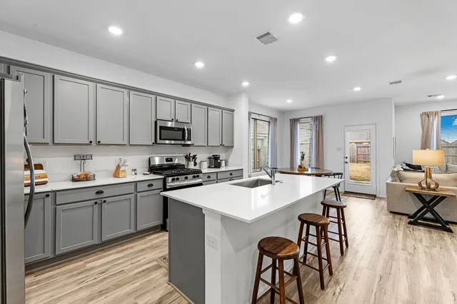 $2,600 | 4242 Sterling Vw Boulevard, Baytown, TX 77521