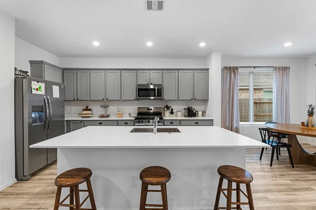 $2,600 | 4242 Sterling Vw Boulevard, Baytown, TX 77521