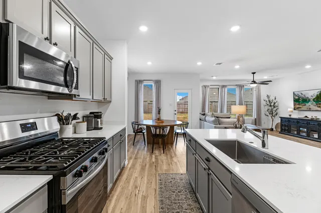 $2,600 | 4242 Sterling Vw Boulevard, Baytown, TX 77521