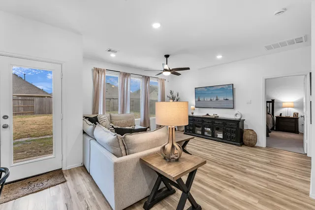 $2,600 | 4242 Sterling Vw Boulevard, Baytown, TX 77521