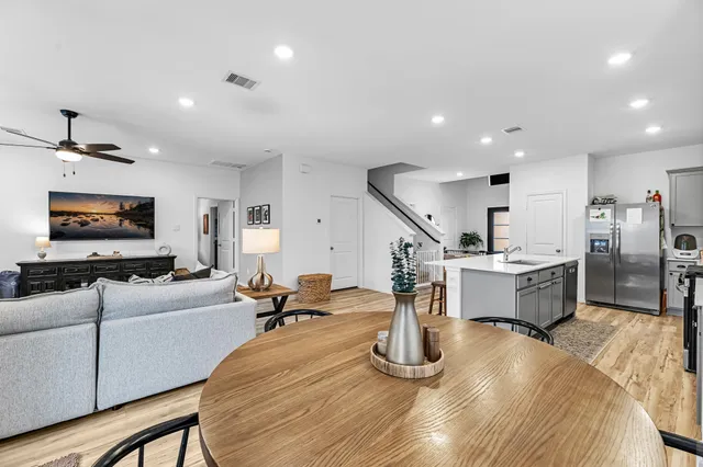 $2,600 | 4242 Sterling Vw Boulevard, Baytown, TX 77521