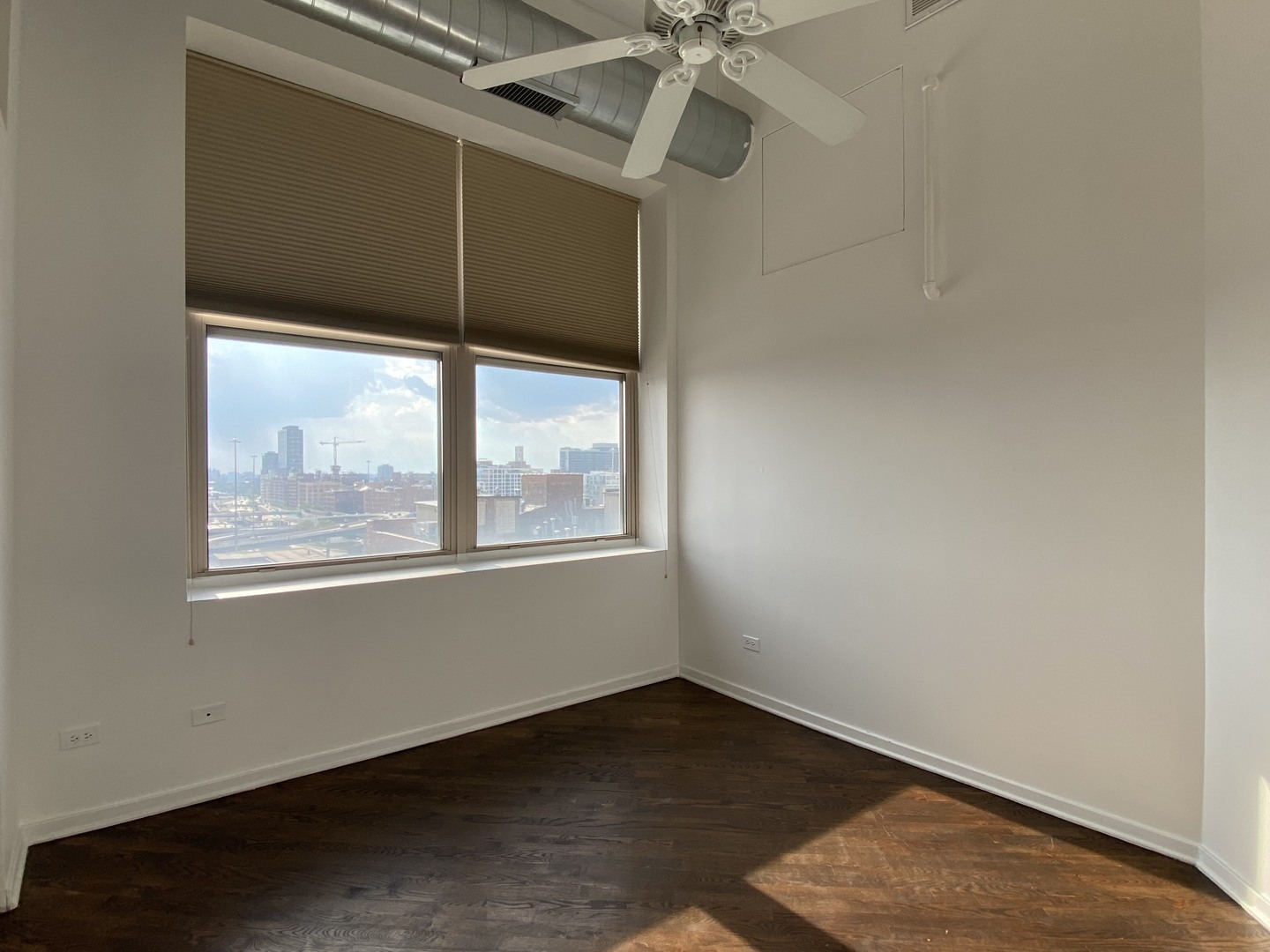 500 South Clinton Street, Unit 1017 Chicago, IL 60607 - Photo 8 of 12 an empty room with a window