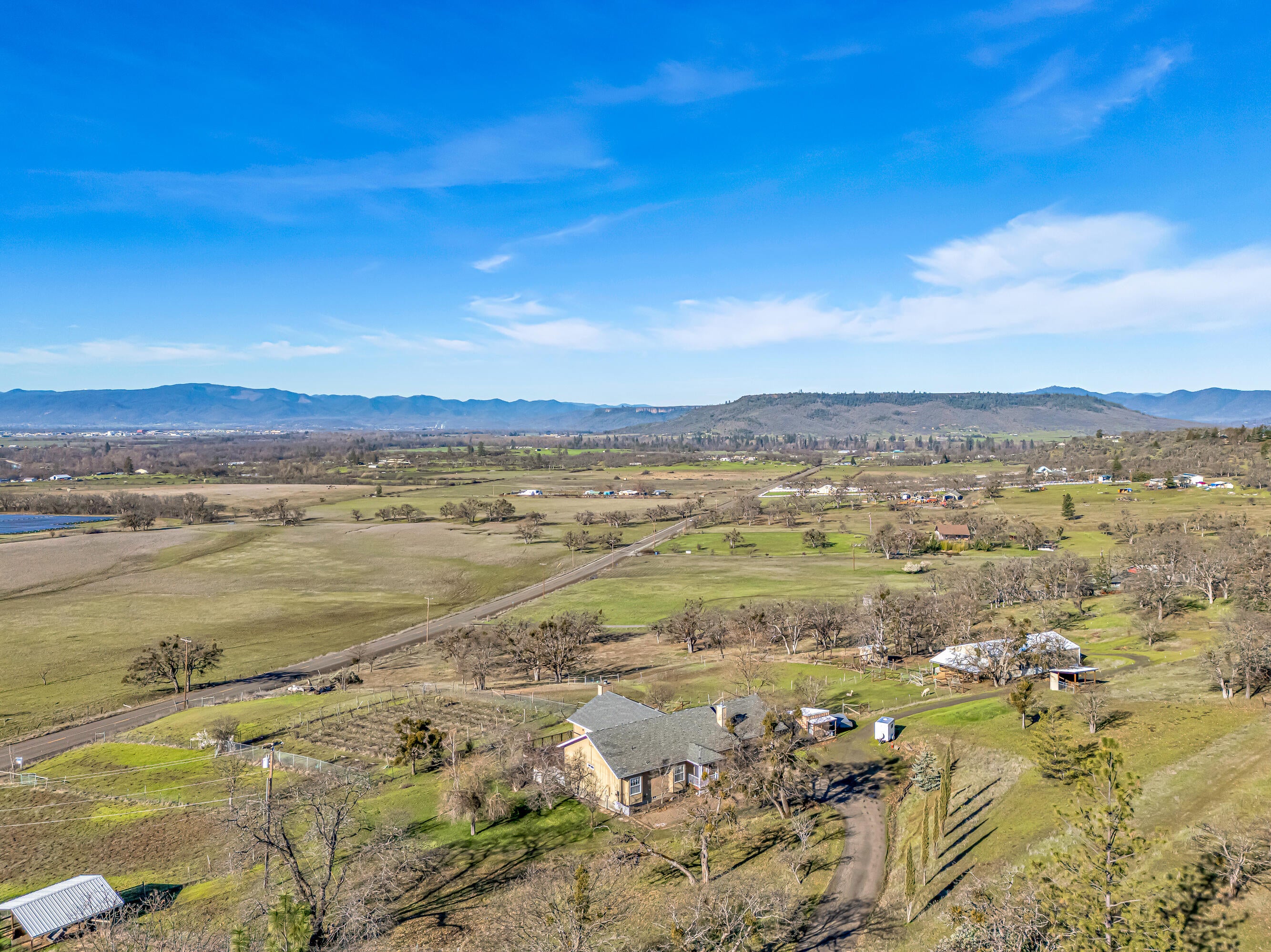 924 West Linn Road Eagle Point, OR 97524 - Photo 55 of 58 DJI_20250324094033_0016_D