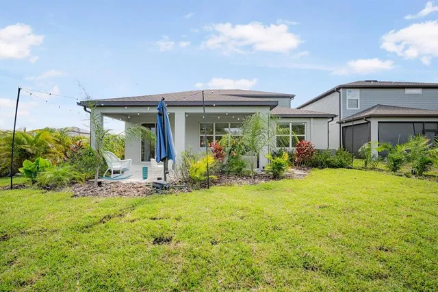 a view of a house with backyard and porch