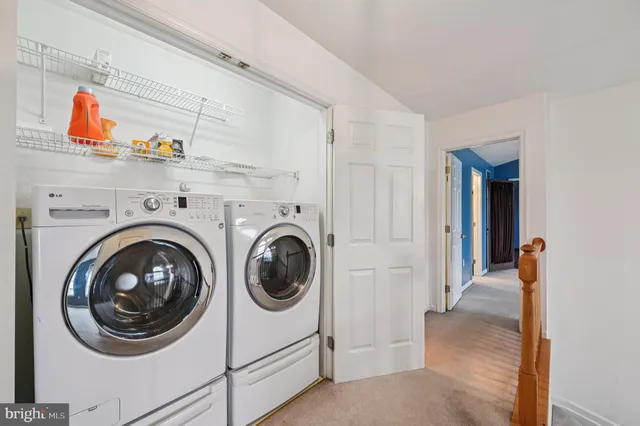 a view of livingroom with furniture