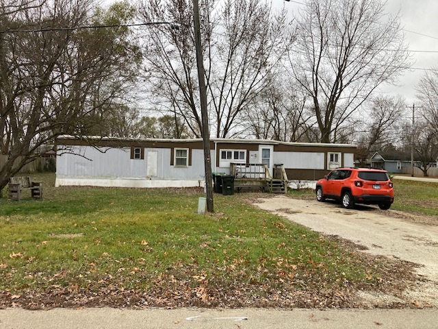 495 West 6th Street Braidwood, IL 60408 - Photo 1 of 7 a view of a house with a yard