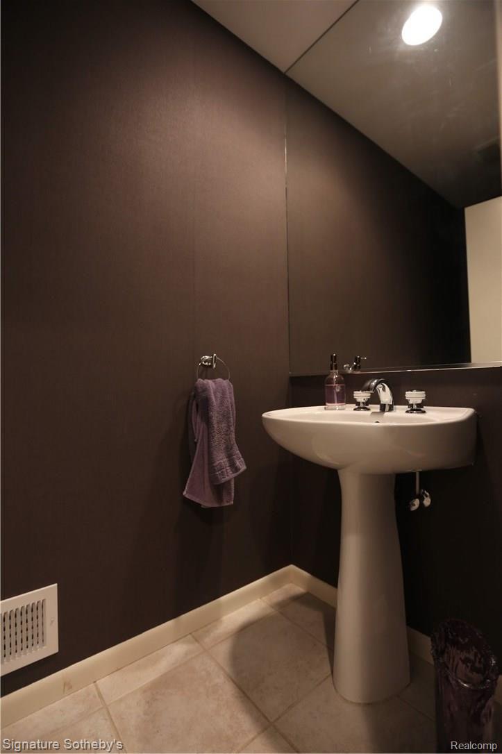 731 Stanford Circle Rochester, MI 48309 - Photo 22 of 52 Chic Powder Room
