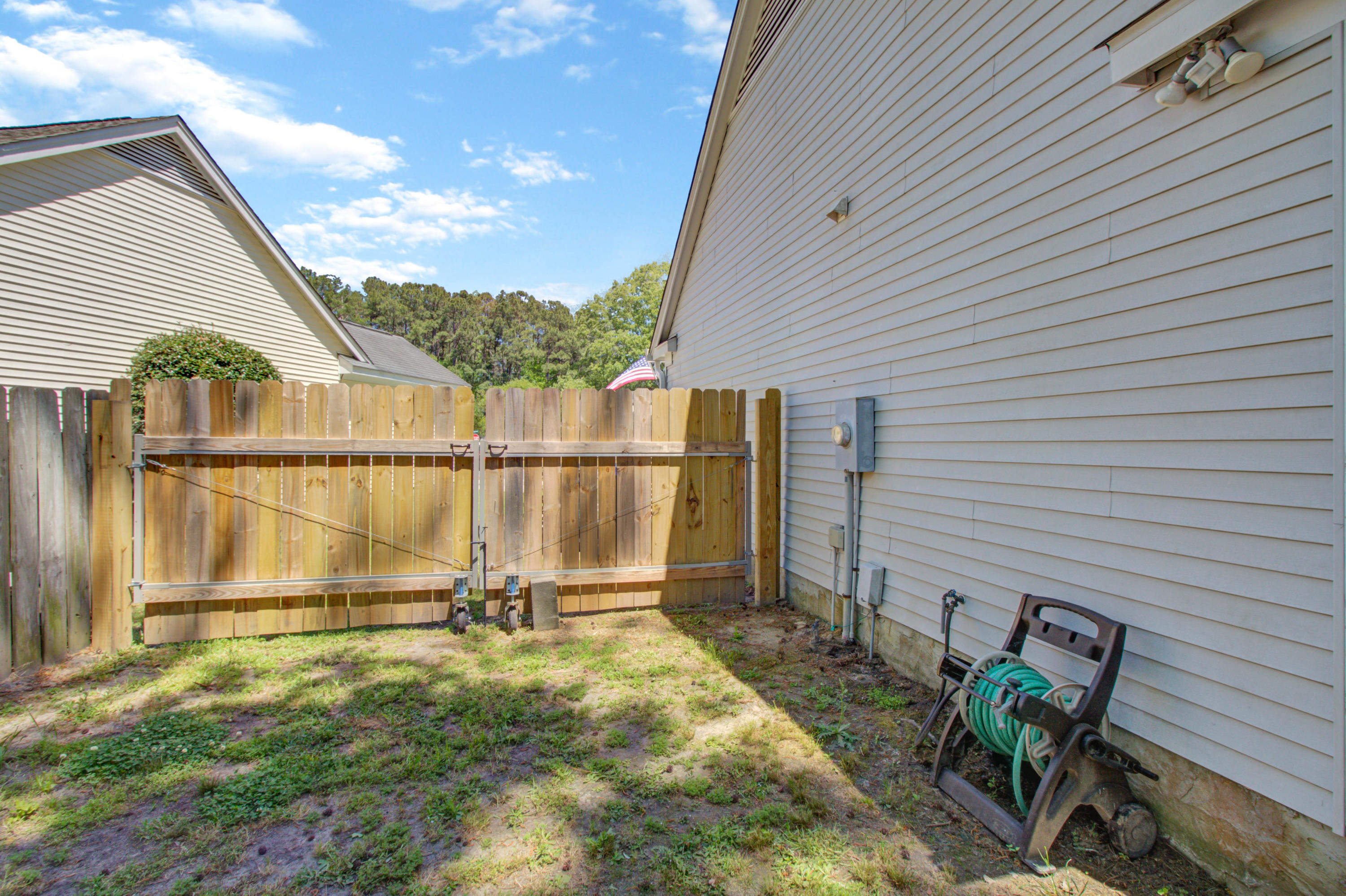 102 Quendon Court Summerville, SC 29485 - Photo 25 of 27 Side yard