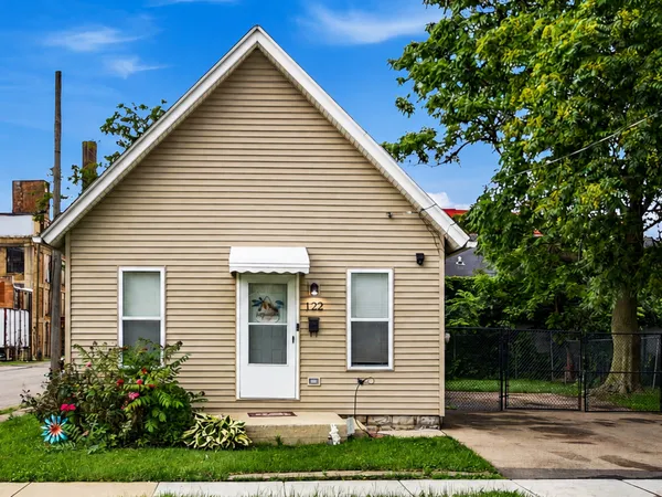 $230,000 | 122 Cross Street, Aurora, IL 60506