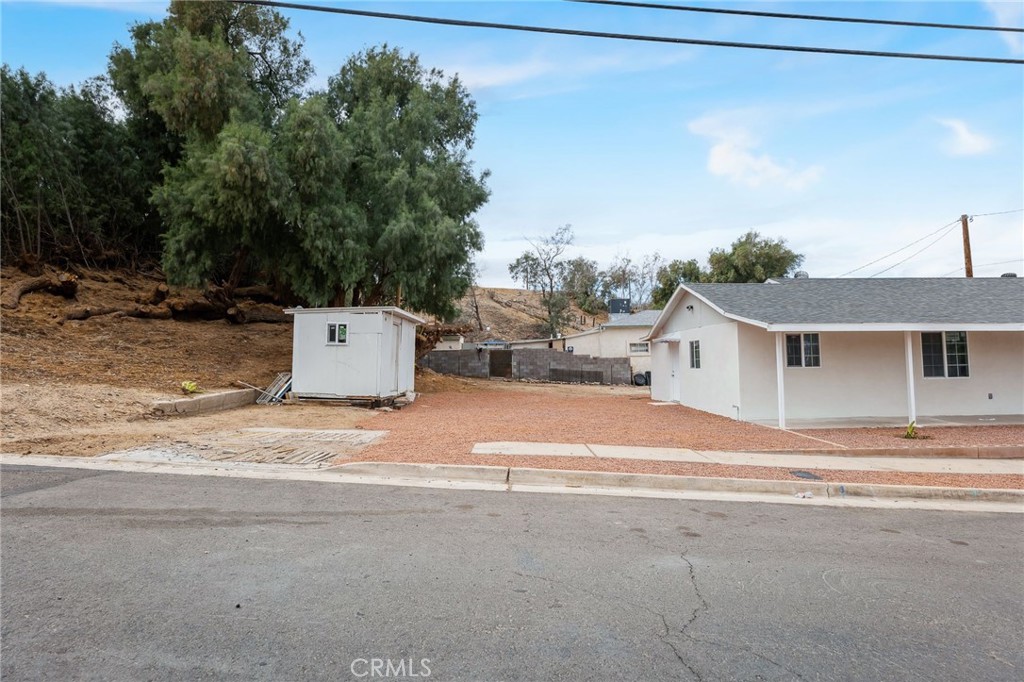 501 B Street Needles, CA 92363 - Photo 3 of 32 a backyard of a house with basket ball court