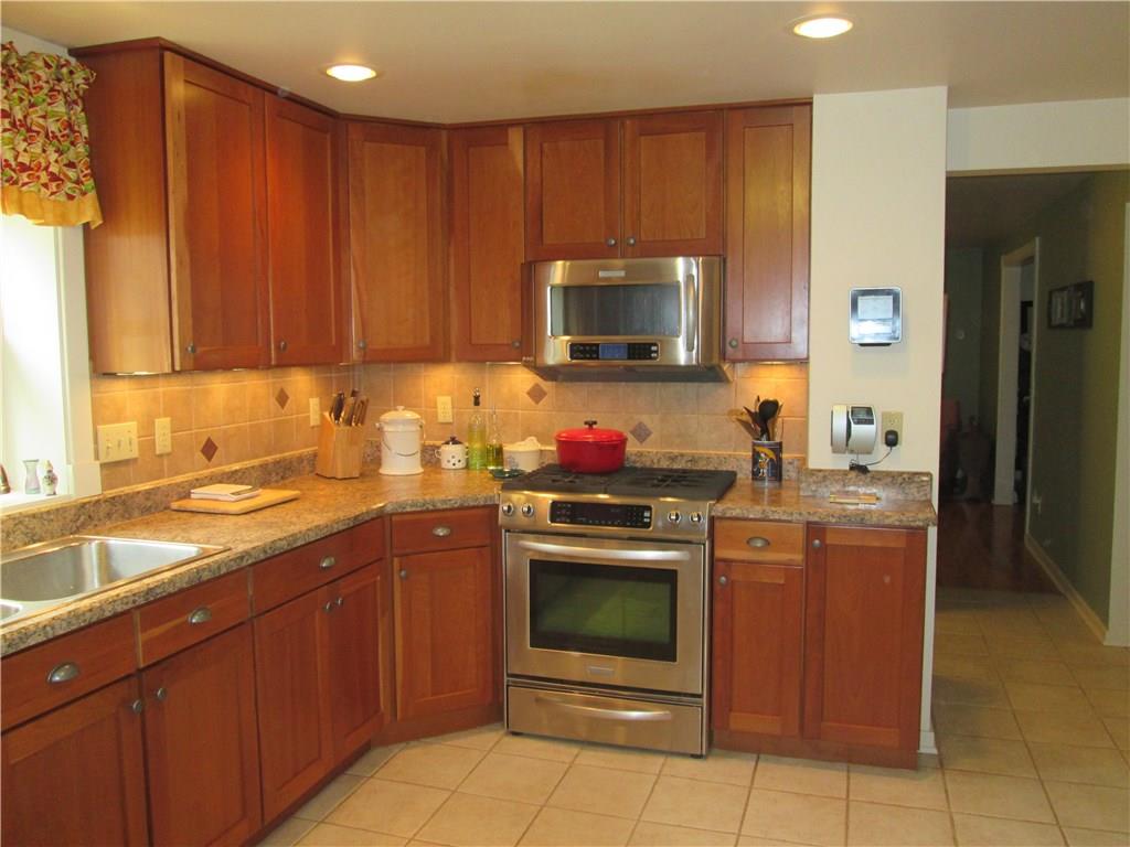 2340 Cramden Road Pittsburgh, PA 15241 - Photo 6 of 24 Dual fuel w/convection oven, microwave.