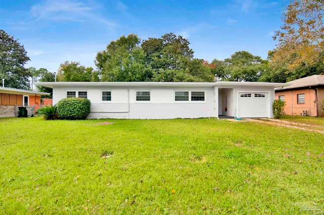 a view of a house with a yard