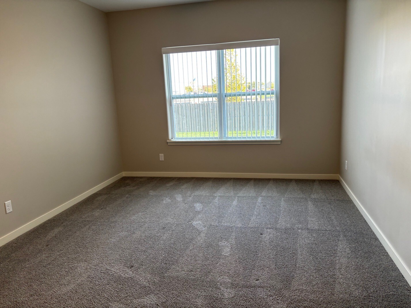 608 Anjali Court, Unit L Sycamore, IL 60178 - Photo 16 of 26 an empty room with a window