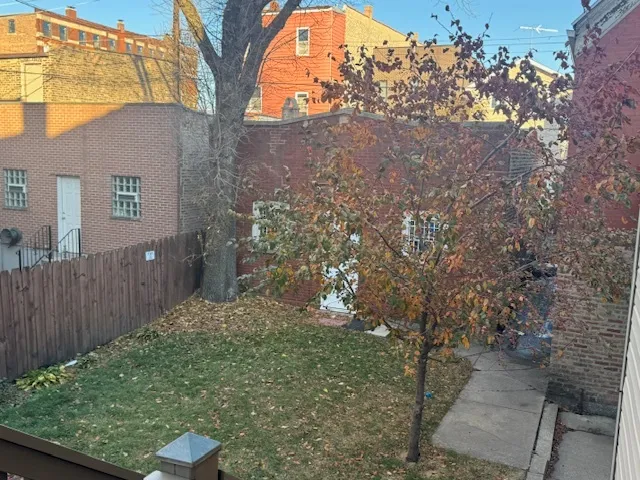 a view of a backyard