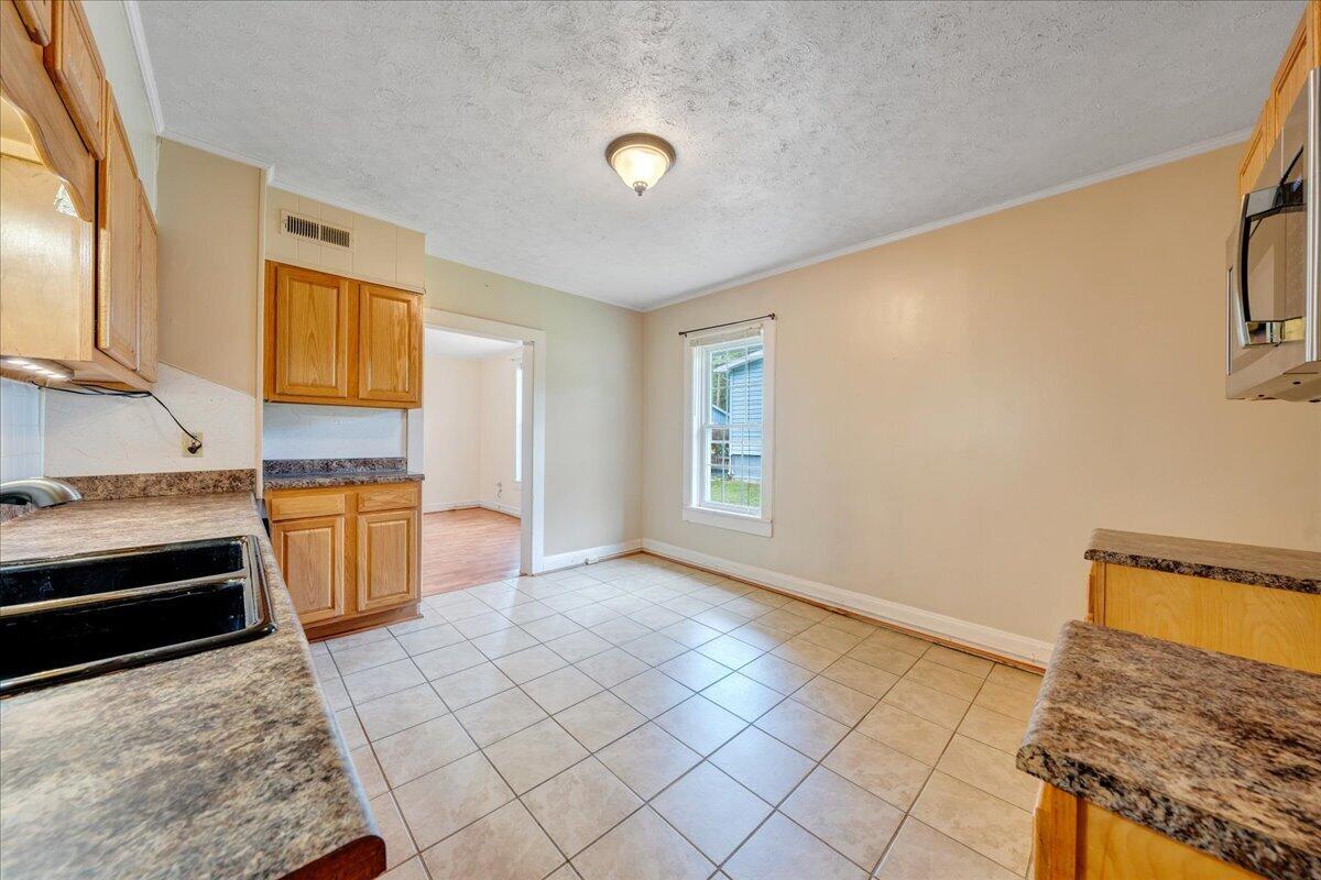1408 Hatcher Avenue Covington, VA 24426 - Photo 9 of 21 07-MIB09833