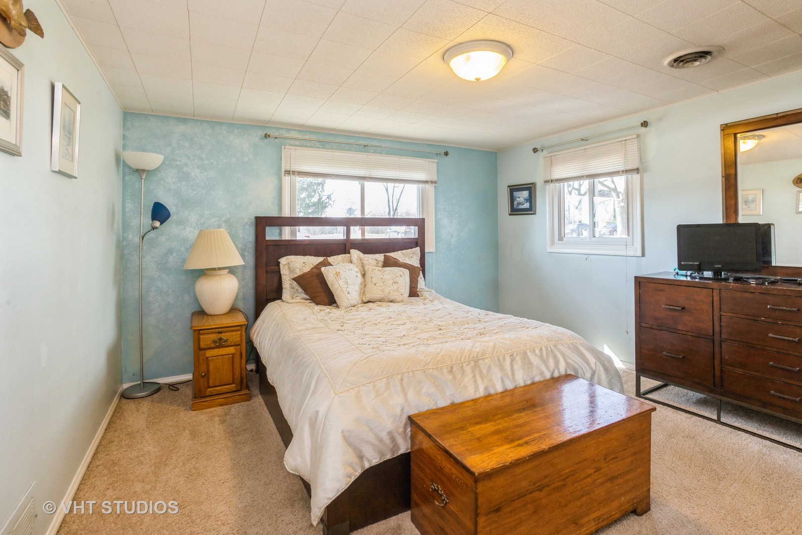 600 Edgemont Lane Hoffman Estates, IL 60169 - Photo 12 of 21 a bedroom with a bed and wooden floor