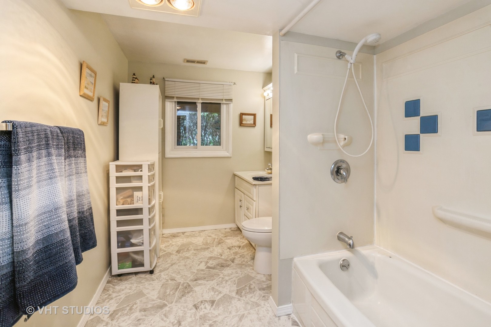 600 Edgemont Lane Hoffman Estates, IL 60169 - Photo 13 of 21 a bathroom with a bathtub and a shower