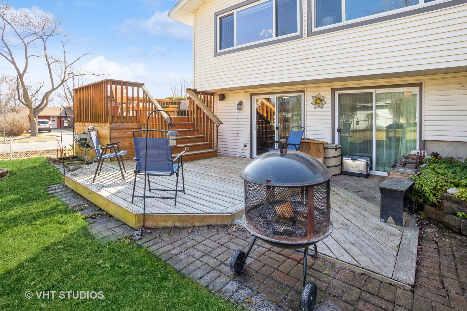 600 Edgemont Lane Hoffman Estates, IL 60169 - Photo 20 of 21 a view of a house with backyard and sitting area