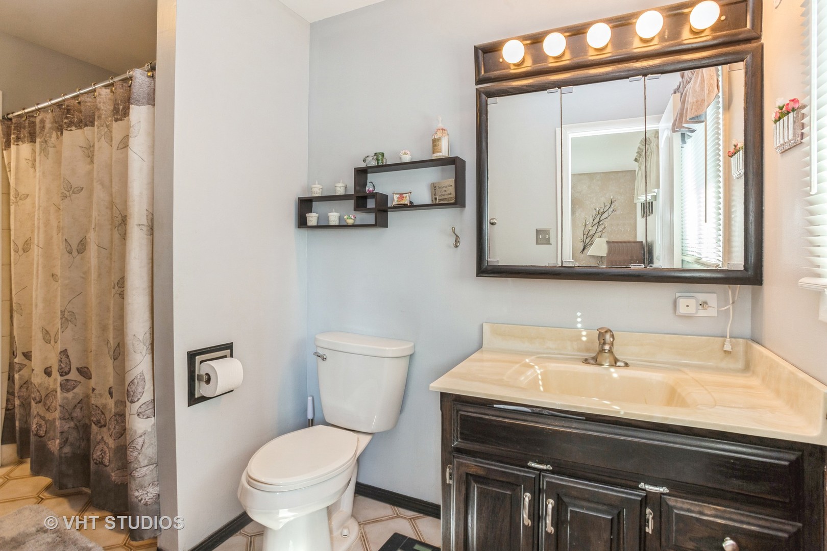 600 Edgemont Lane Hoffman Estates, IL 60169 - Photo 9 of 21 a bathroom with a toilet a sink and mirror