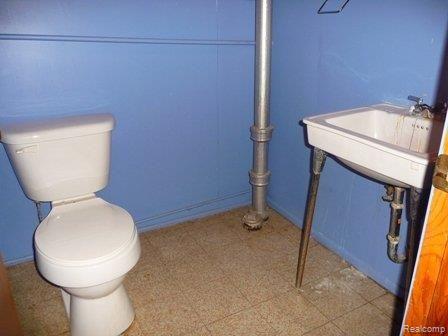 24666 Roxana Avenue Eastpointe, MI 48021 - Photo 11 of 13 Basement Half Bath