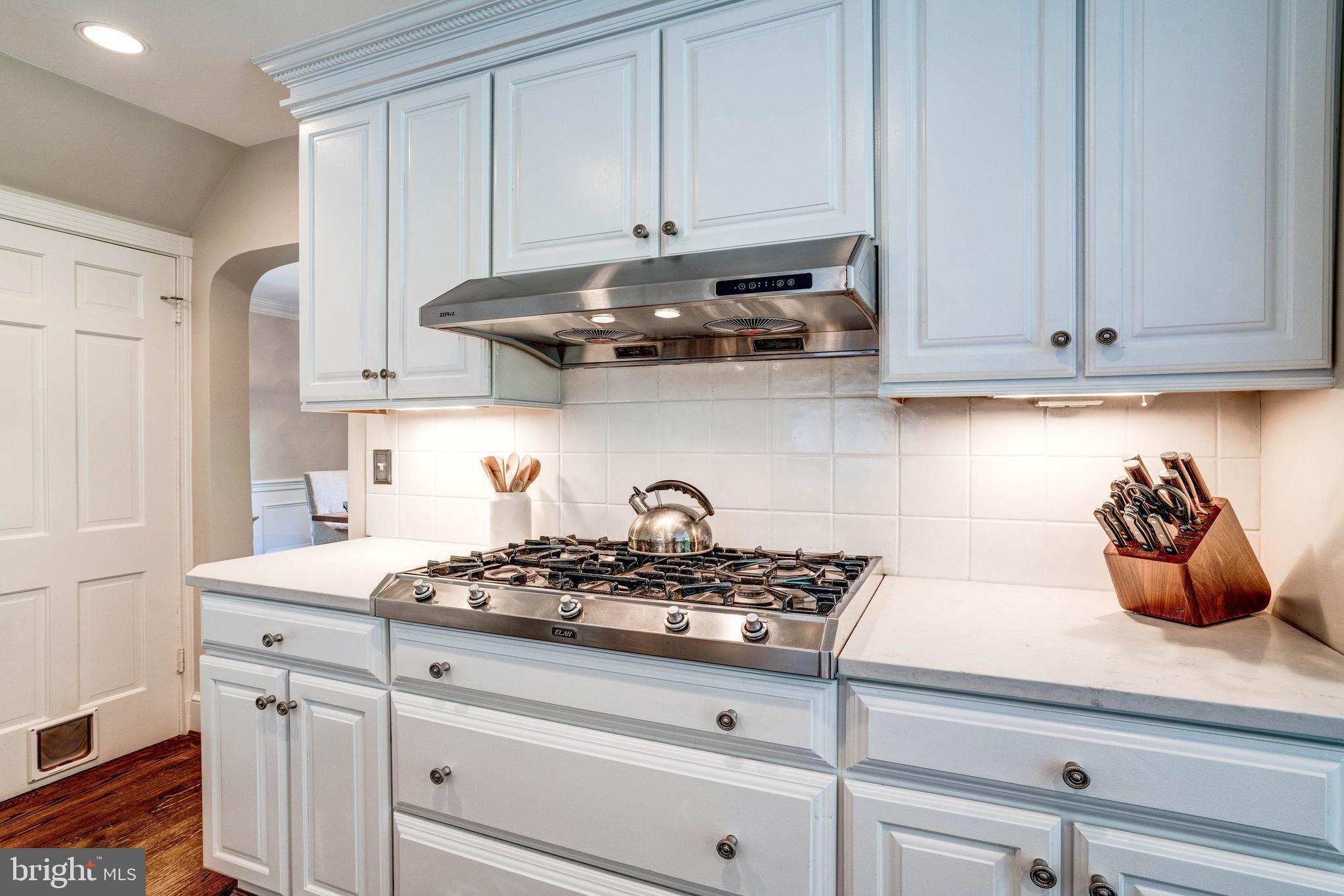 5925 Gloster Road Bethesda, MD 20816 - Photo 18 of 71 6 burner gas cooktop.