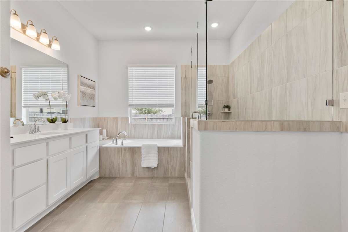 271 Eclipse Drive Austin, TX 78737 - Photo 14 of 39 Primary Bathroom