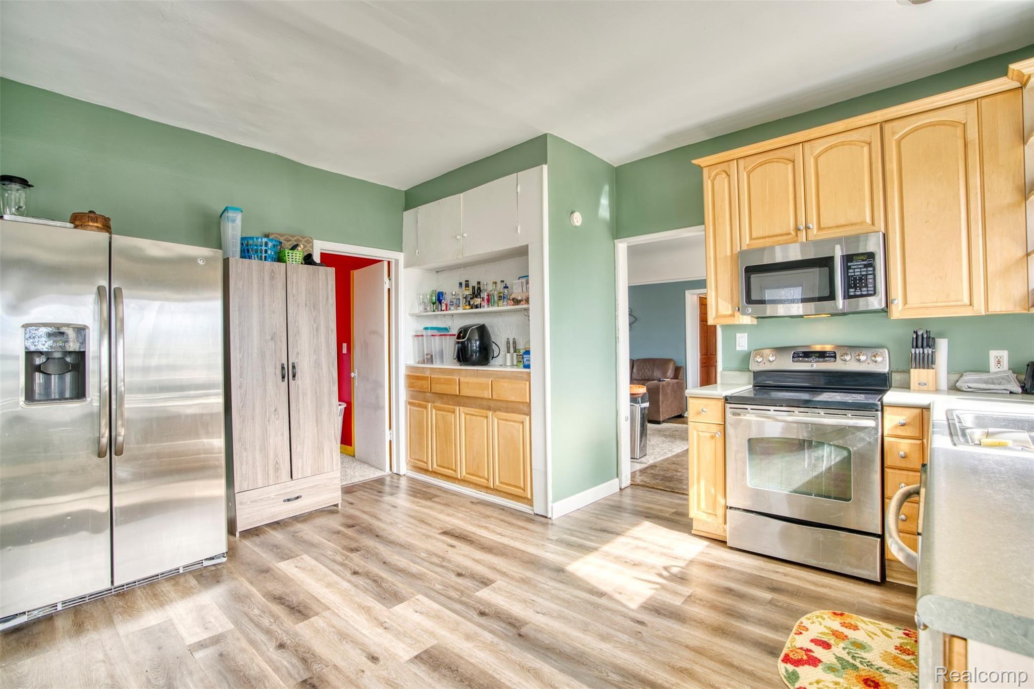 2150 East Coon Lake Road Howell, MI 48843 - Photo 11 of 36 2150 Coon Lake kitchen 5.jpg