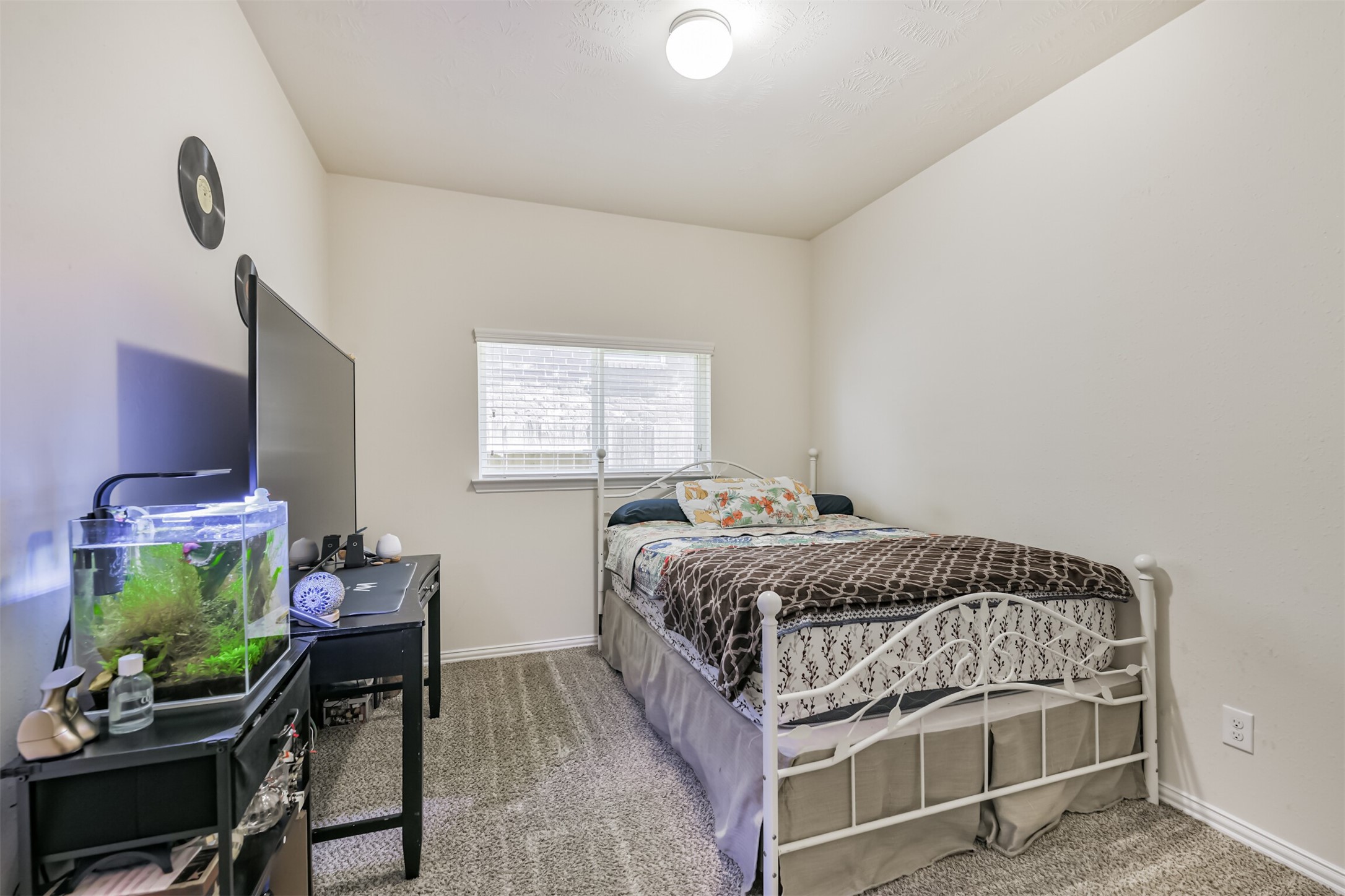 7527 Windsor Valley Lane Houston, TX 77049 - Photo 26 of 35 a bedroom with a bed and a table in it