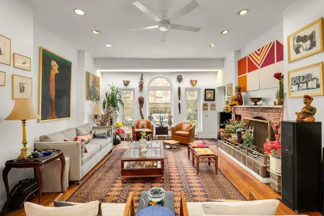 a black and white photo of a picture