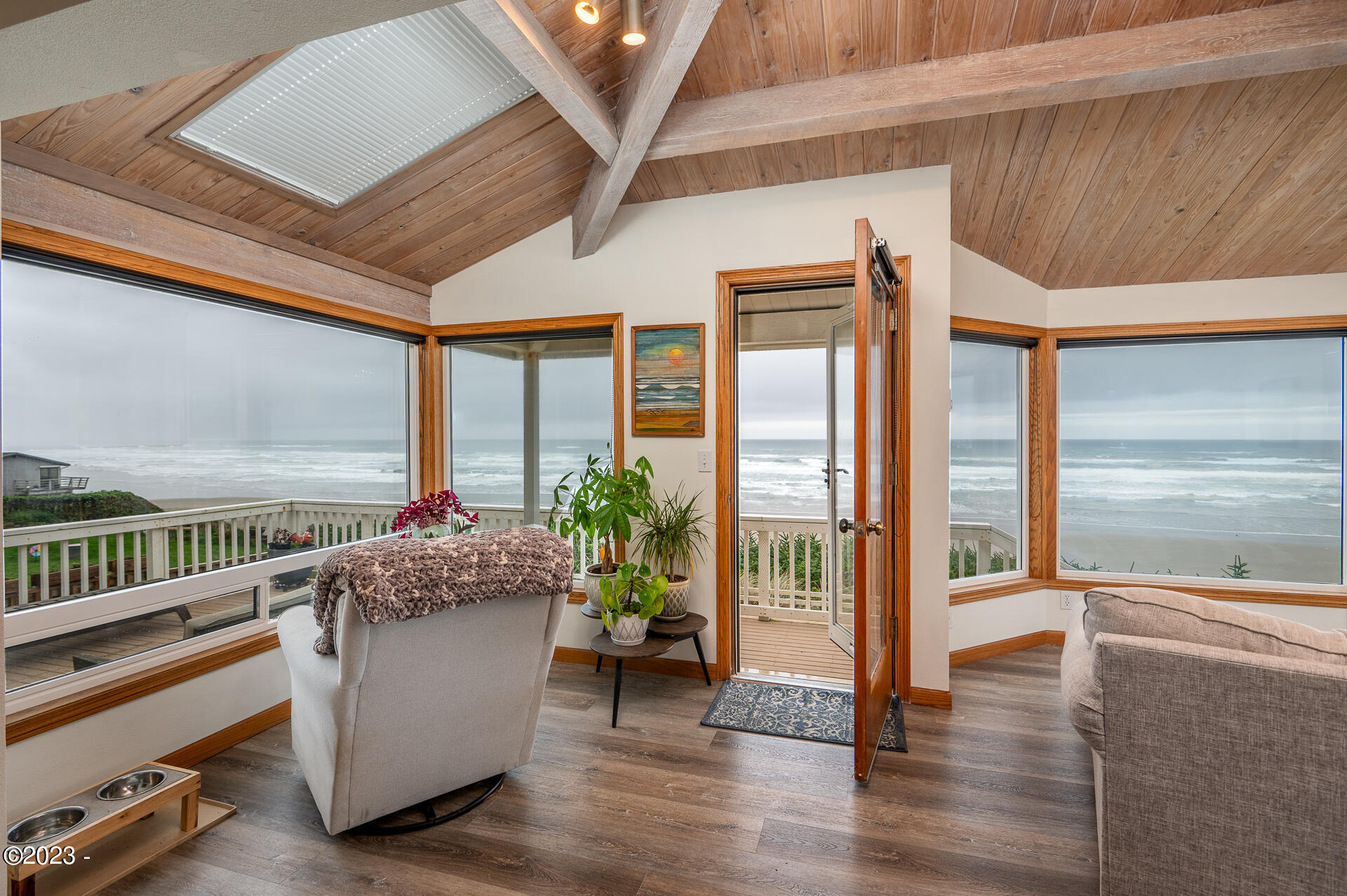 970 Southwest Mark Street Newport, OR 97365 - Photo 15 of 63 the Nook opens to deck