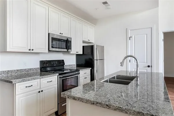 $2,000 | 3601 Camp Street, Unit 105, New Orleans, LA 70115