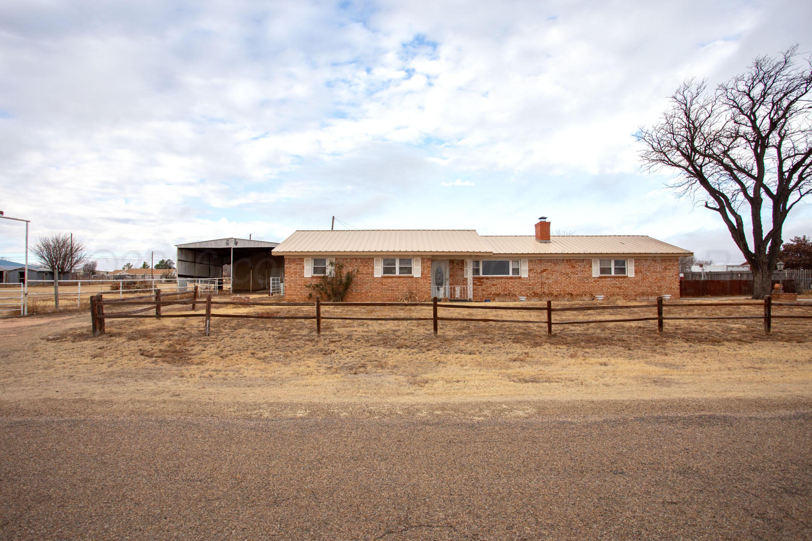 a view of a house with backyard