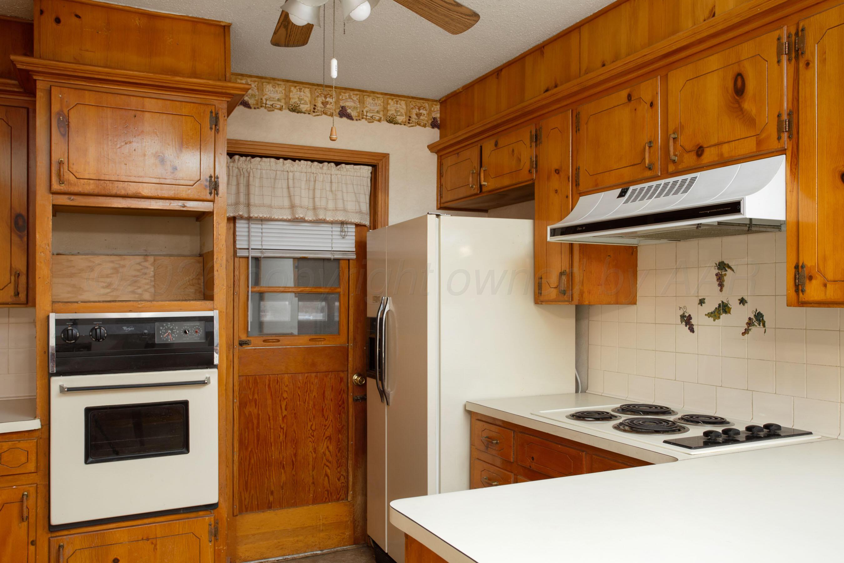 106 Renegade Trail Amarillo, TX 79108 - Photo 12 of 33 a kitchen with granite countertop a stove and a refrigerator